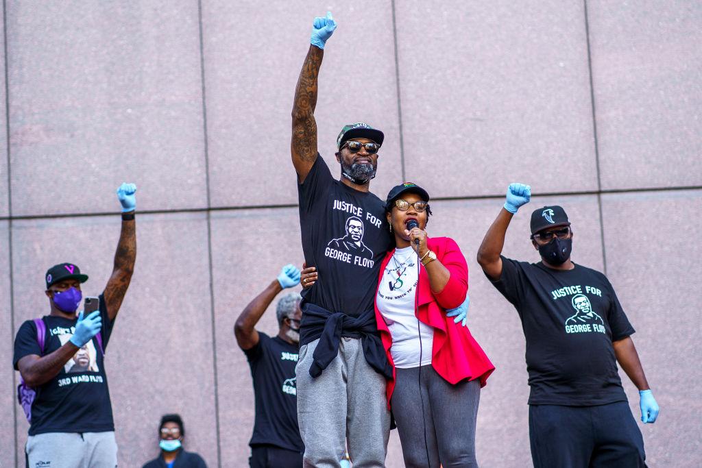Former NBA player Stephen Jackson (3L) and friends speak and raise their fists during the protest for Justice for George Floyd outside the Hennepin county Government Center on June 11, 2020 in Minneapolis, Minnesota. - On May 25, 2020, Floyd, a 46-year-ol